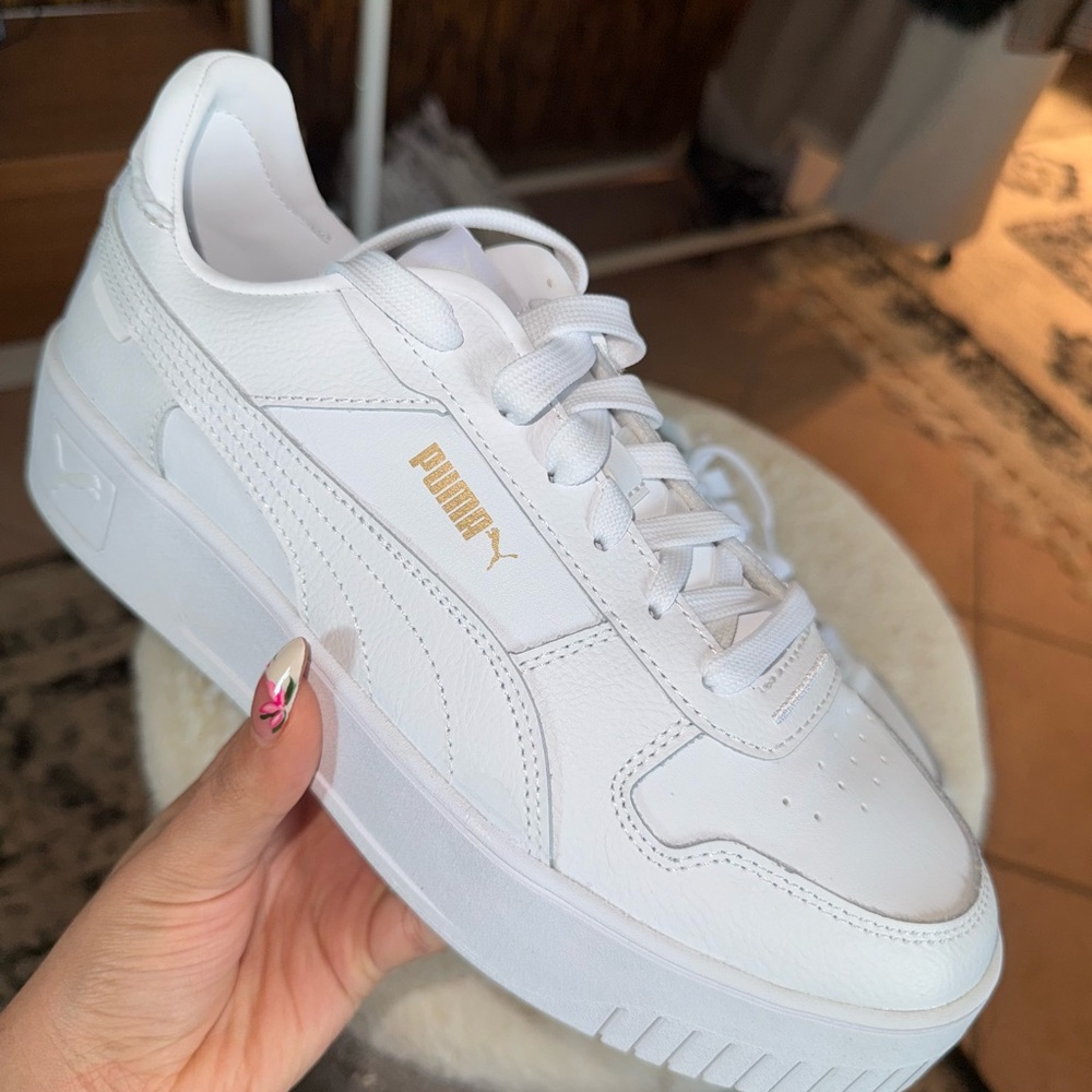 NWT PUMA Size 10 Women's White and Gold Sneakers